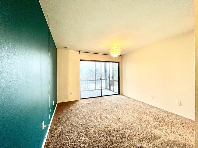 Building Photo - S. PDX 2Bed 2Bath ~ Condo~Near OHSU w/ 2 Reserved parking spots & Washer & Dryer!