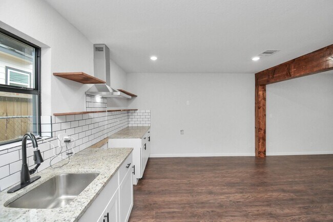 Building Photo - 262 1/2 De Boll St