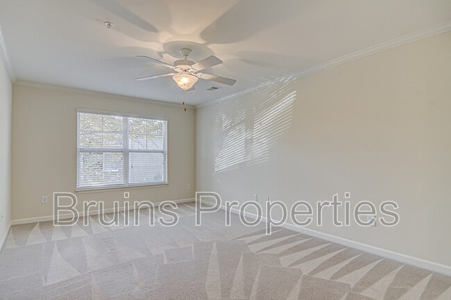 Building Photo - 7104 W Friendly Ave