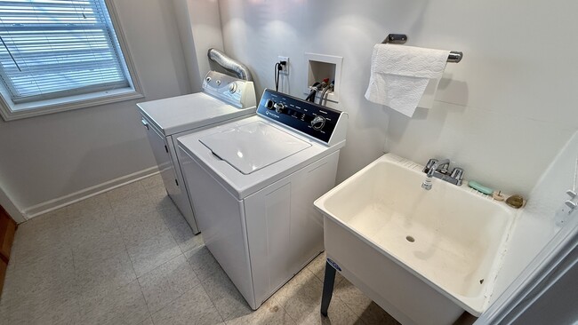 Building Photo - 2918 S Poplar Ave