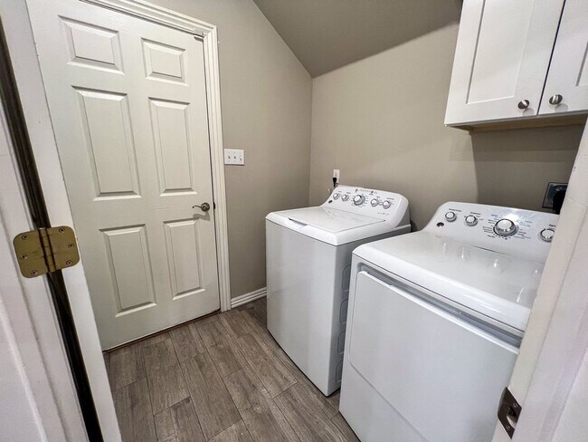 Building Photo - Spacious 3 Bedroom/2 Bathroom Chaffee Cros...