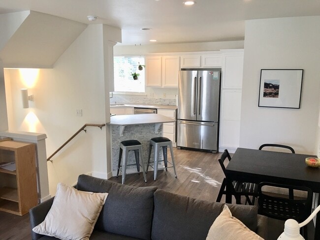 Building Photo - Stylish Townhome in Broadview