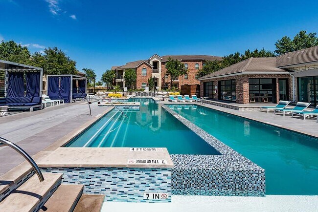 Building Photo - 6101 N Riverside Dr