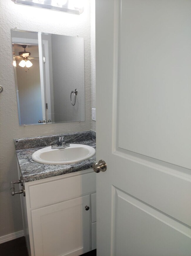 Building Photo - Beautiful 3 Bedroom Townhome in Alma!! *Move in Special*