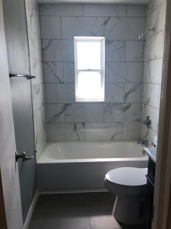 Building Photo - Remodeled 4/2 Home-Lawncare Included