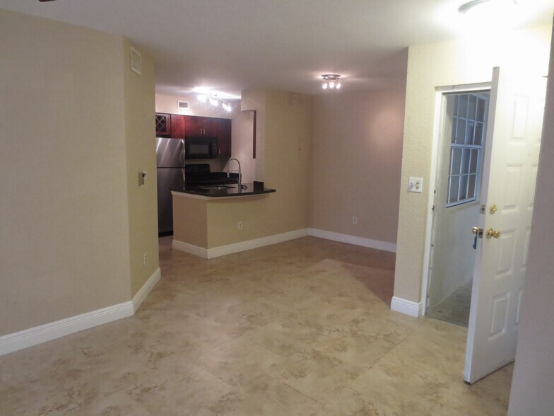 Building Photo - 2871 N Oakland Forest Dr