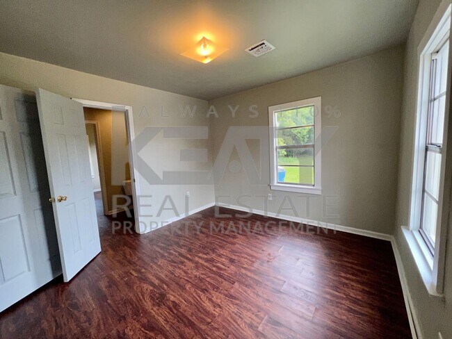 Building Photo - 2 Bedroom Home in Freetown!