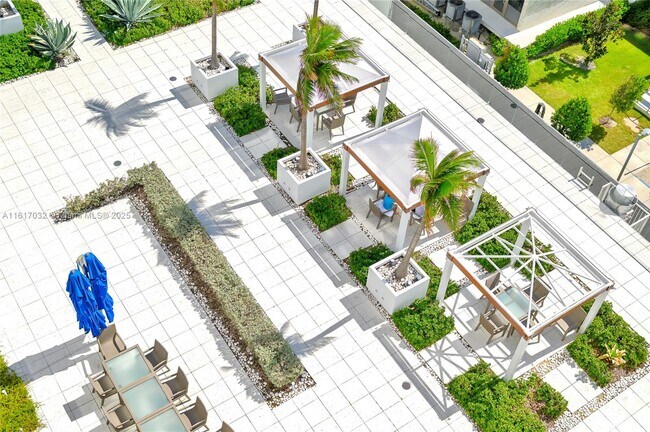 Building Photo - 18911 Collins Ave