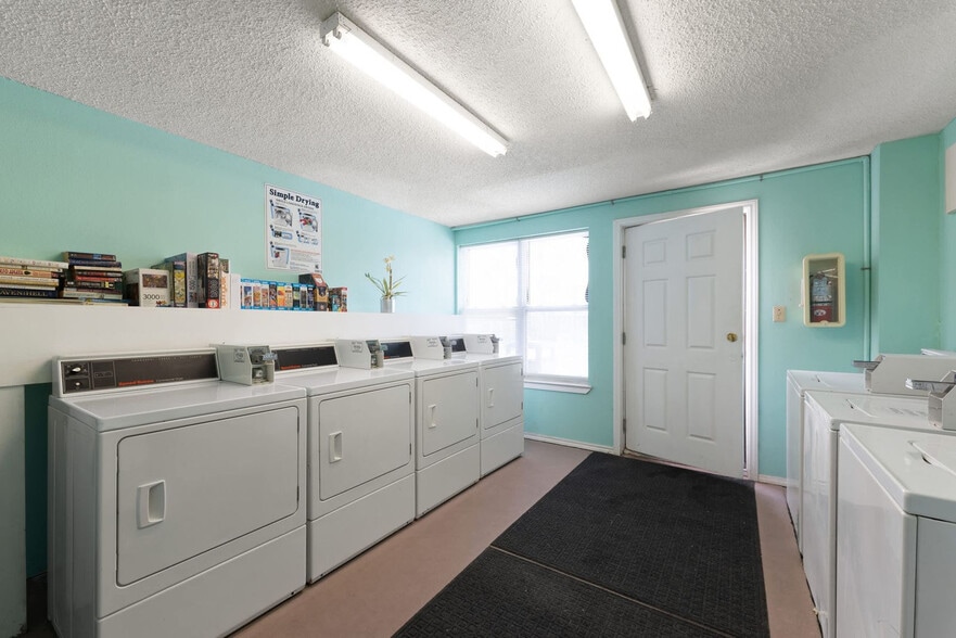 Building Photo - 115 E Coronado Dr