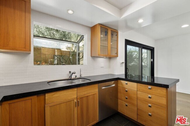 Building Photo - 812 16th St