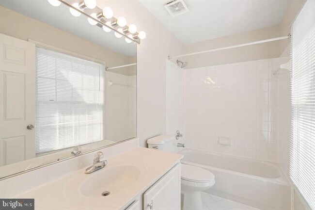 Building Photo - 2038 Madrillon Rd
