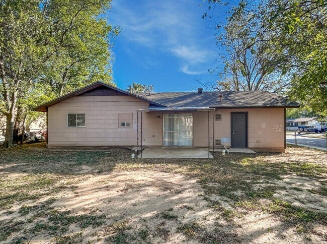 Building Photo - Corner-lot Home / 1.5 Bathroom Home