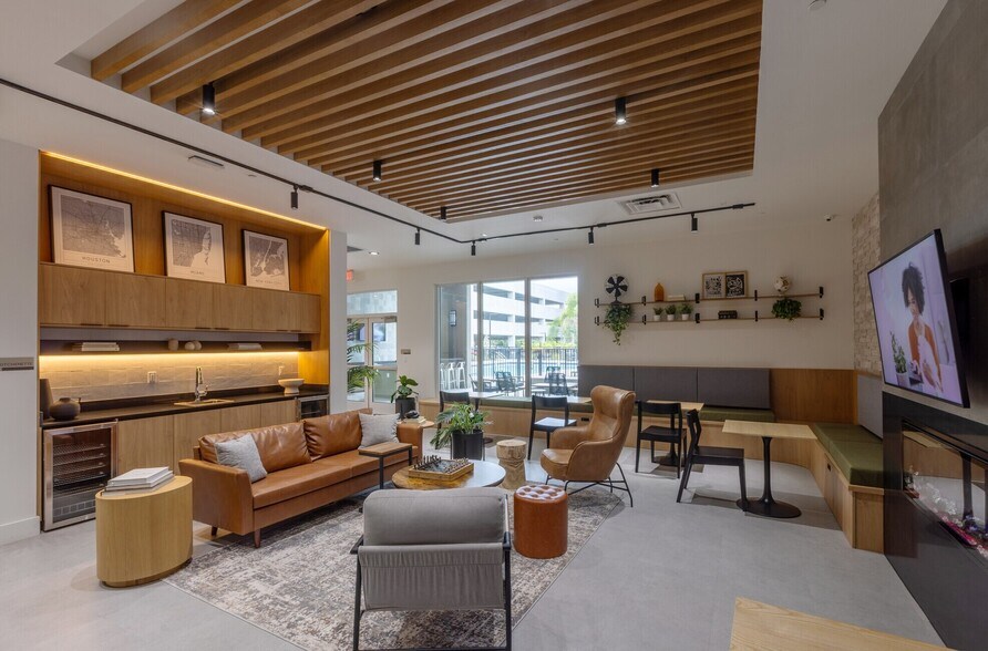 Building Photo - 375 N Biscayne River Dr