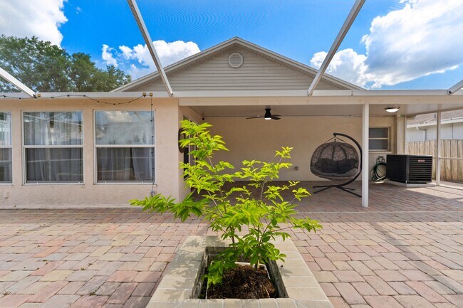 Building Photo - Absolutely stunning executive (LARGE) 3 BR / 2 BA / 2 Car Garage home in the highly sought after ...