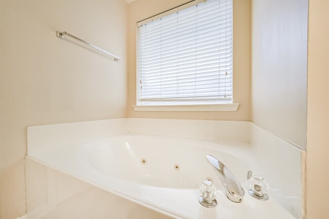 Building Photo - 2411 Misty Falls Ct