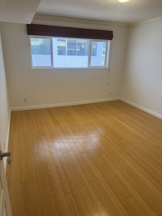 Downstairs Bedroom - 1154 S Barrington Ave
