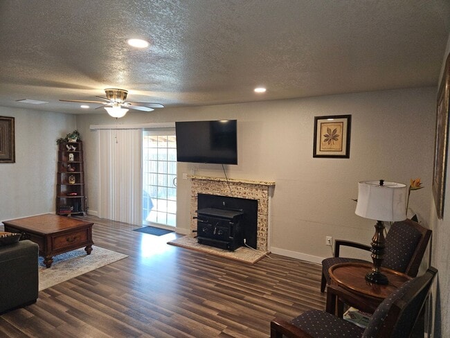 Building Photo - LARGE 4 BEDROOM 3 BATH FULLY FURNISHED HOUSE