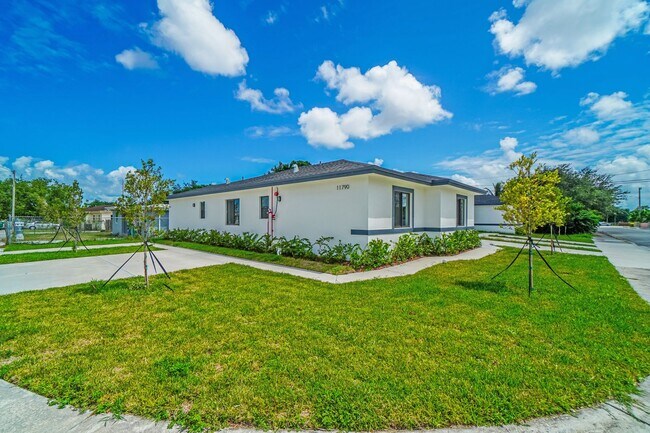 Building Photo - Goulds 4 Bed Triplex