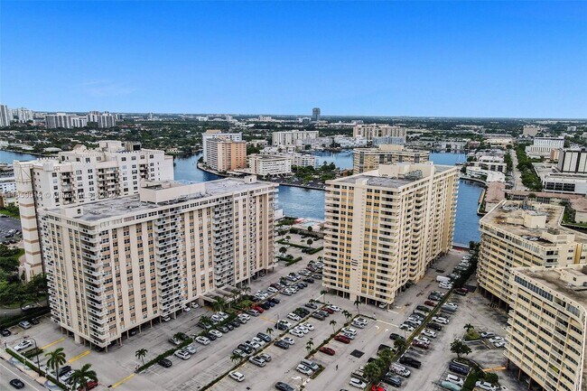 Building Photo - 1833 S Ocean Dr