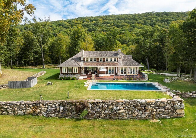 Building Photo - 121 Quaker Hill Rd