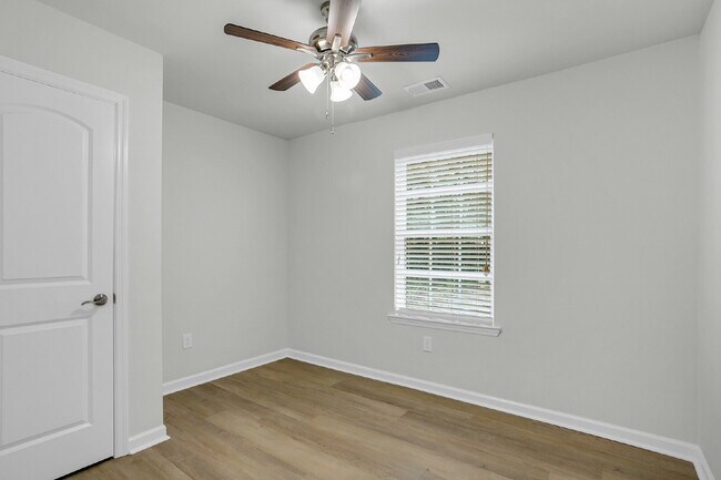 Building Photo - Updated Duplex on quiet street close to downtown.