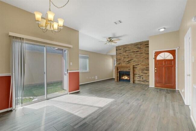 Building Photo - 16110 Springbank Dr