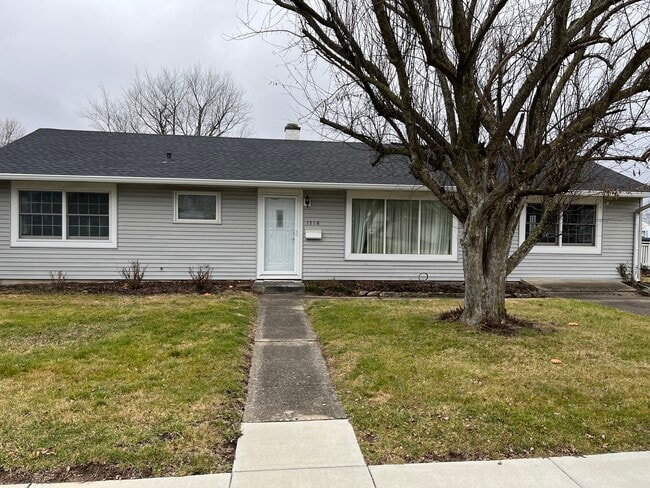 Building Photo - 1718 Syracuse Dr