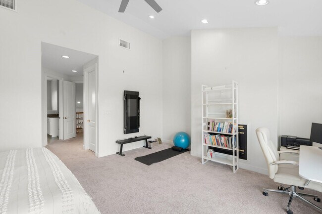 Building Photo - 2739 NE 15th St