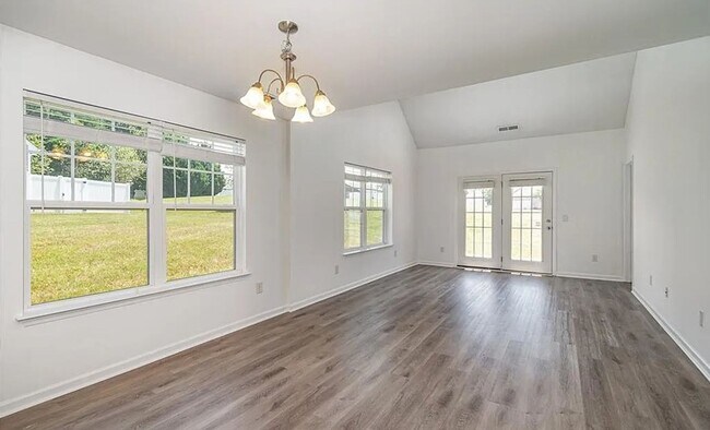 Building Photo - Charming 3BR Townhome in Colfax