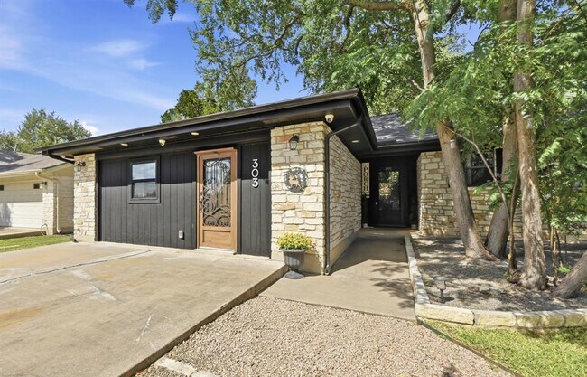 Building Photo - 303 Pin Oak Dr