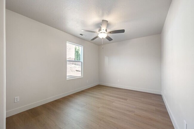 Building Photo - 146 E 400 N