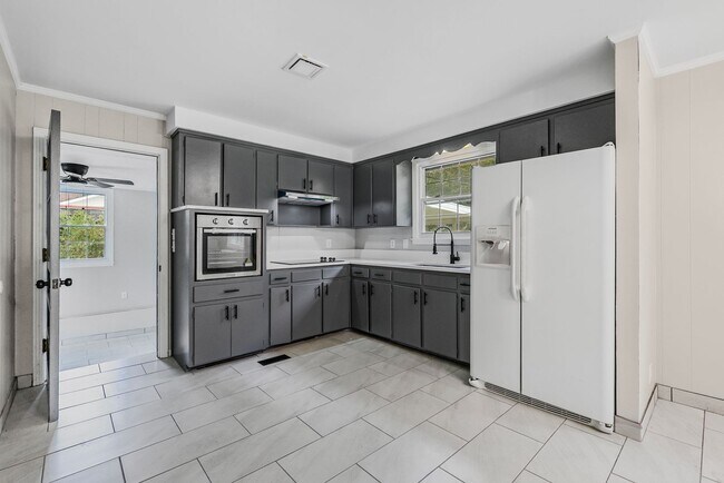 Building Photo - 3 Bedroom 2 Bath Home For Rent Near Downtown!