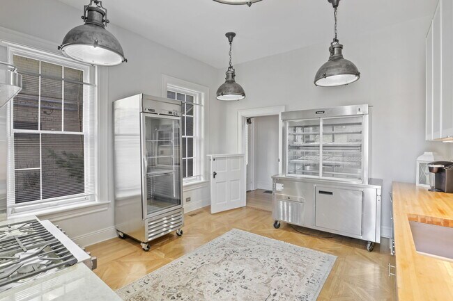 Building Photo - 550 E Town St