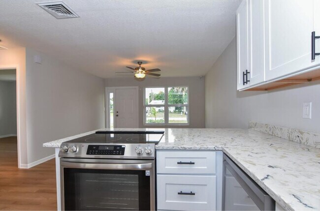 Building Photo - 423 SE Parkway Dr