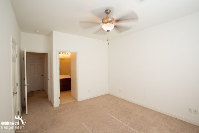 Building Photo - Charming 2Bdm 2Ba Townhome in Centennial H...