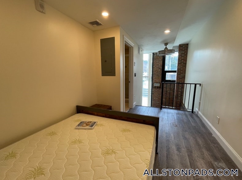 Building Photo - 1028a Commonwealth Ave