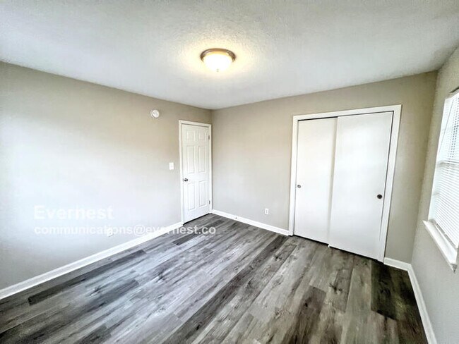 Building Photo - 2125 Merry Dr NE