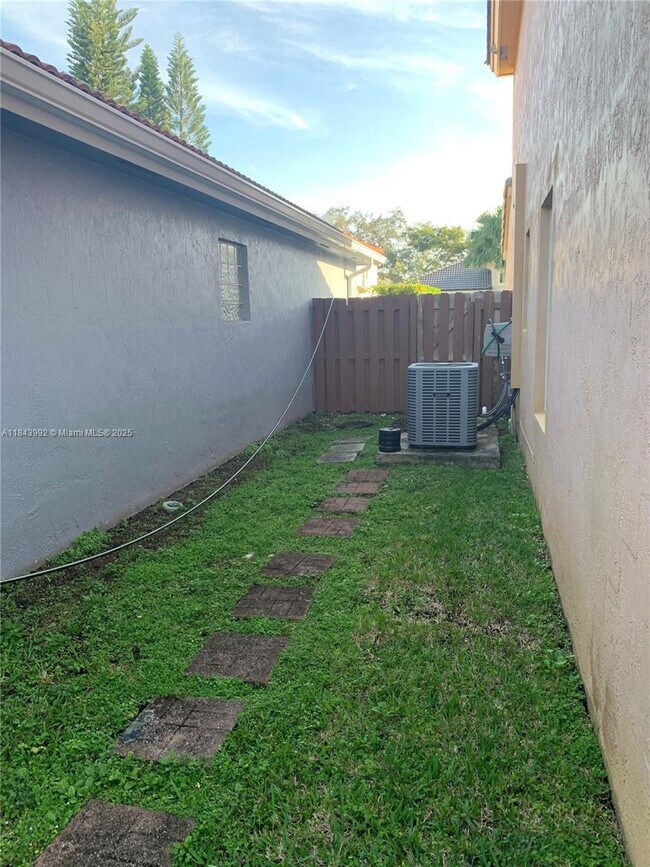 Building Photo - 15857 SW 85th Ln