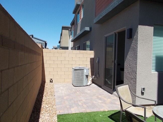 Building Photo - 3360 Santa Verdiana St