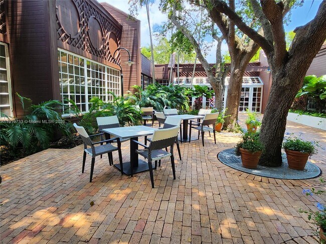 Building Photo - 1000 Quayside Terrace