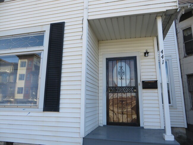 Building Photo - 5 Bedroom Home in the very core of Downtown (West Central, Downtown)