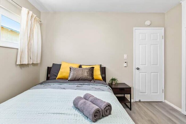 Building Photo - Modern Retreat with Spacious Yard & Cozy Interiors