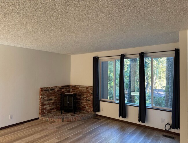 Building Photo - 3 bedroom 2 bathroom duplex in South Eugene!