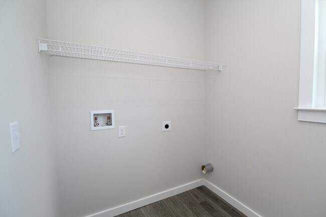 Building Photo - Spacious 3BR/2BA Home with Move-In Special...