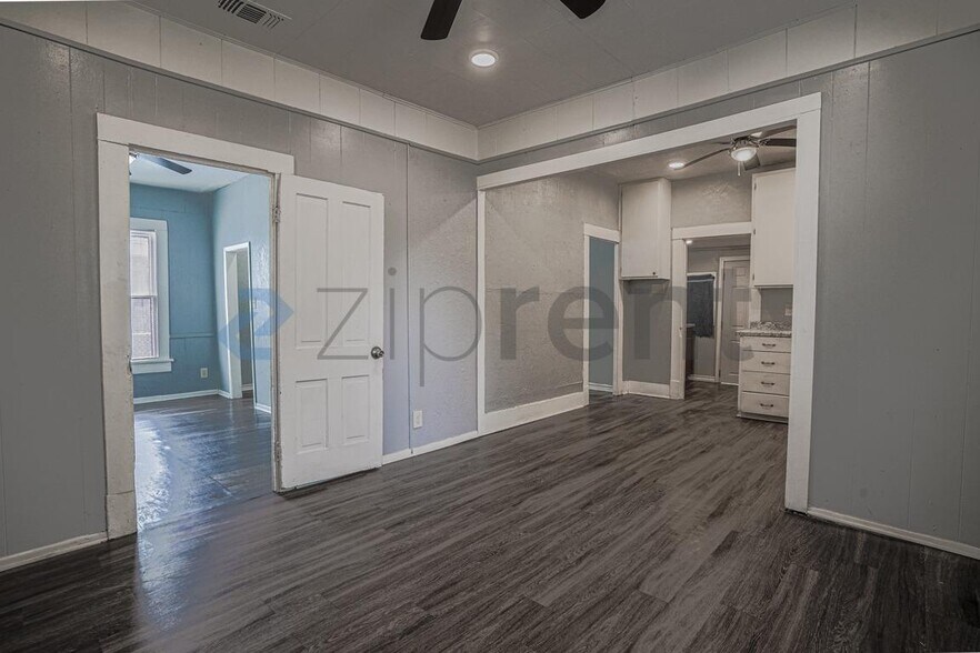 Building Photo - 1006 S Throckmorton St