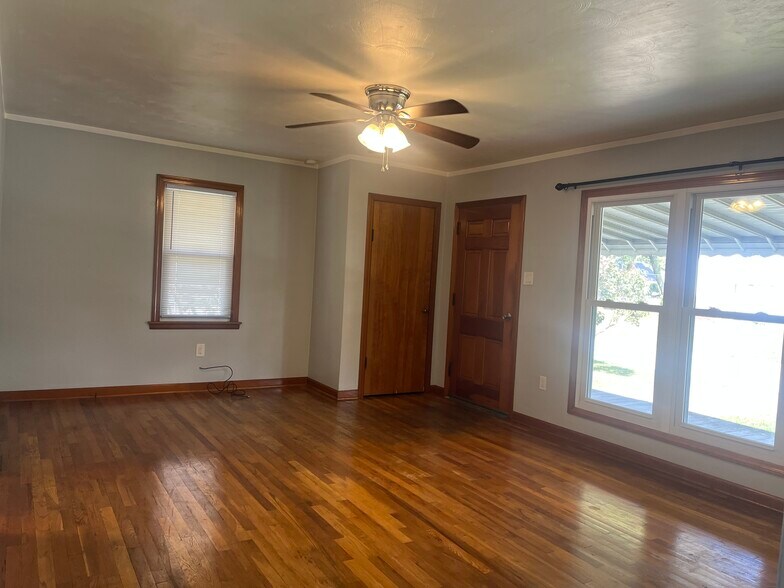 Building Photo - 2812 Midland Dr