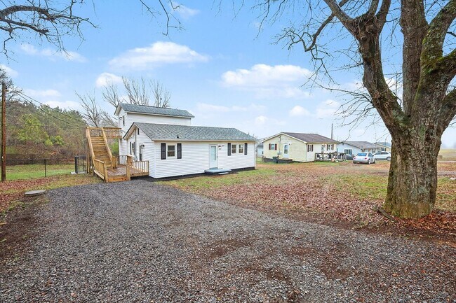 Building Photo - Two Bedroom Two Bathroom House with office and upstairs bonus room!   Fenced Yard!  Dogs Welcome!