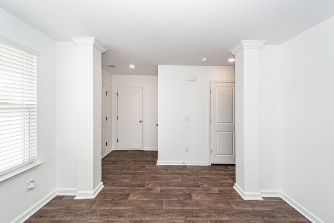 Building Photo - 3 Bedroom, 2.5 Bathroom Townhome in Cane Bay - Summerville