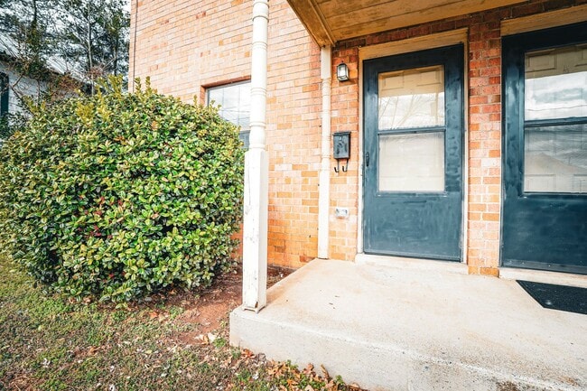 Building Photo - Updated 2BR with Private Entry, Spacious Yard, & Washer and Dryer Included