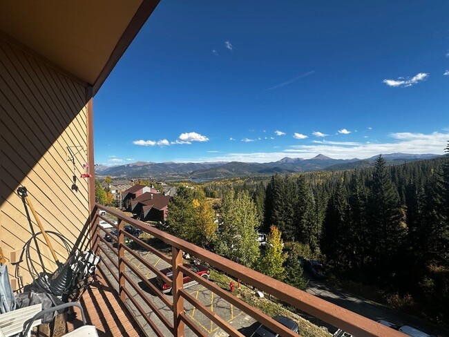 Building Photo - 2 bed plus large loft! All utilities inclu...